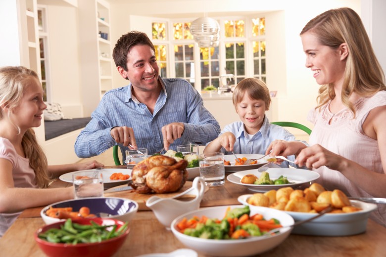 Γιατί τα παιδιά πρέπει να τρώνε το ίδιο φαγητό με τους γονείς;