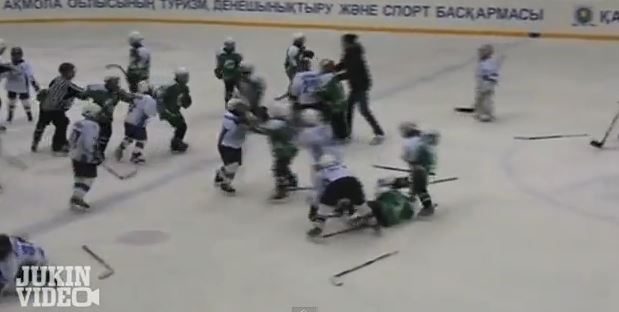 ΒΙΝΤΕΟ-Ξύλο σε αγώνα χόκεϊ