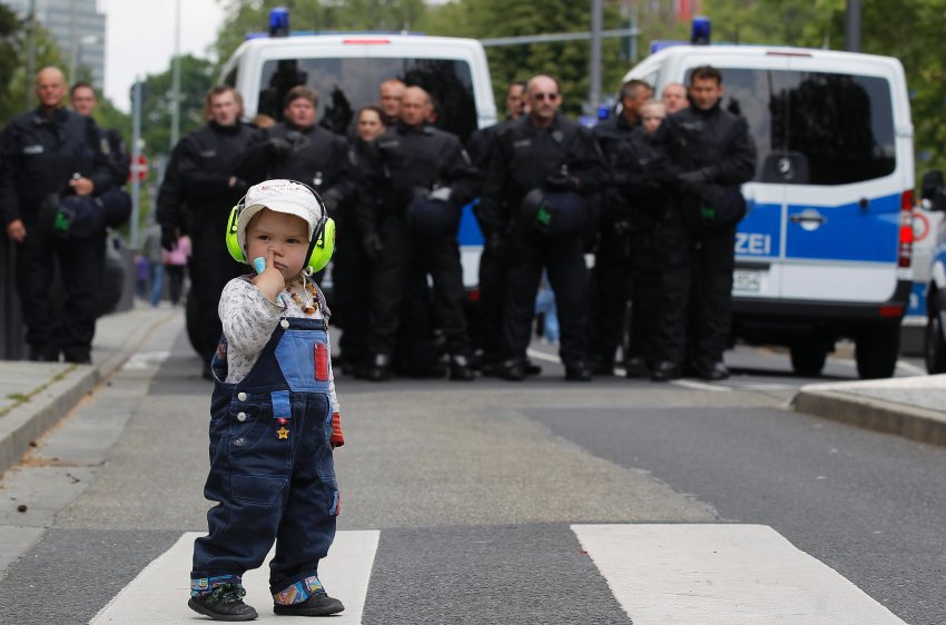 ΦΩΤΟ-Χιλιάδες διαδηλωτές στη Φρανκφούρτη
