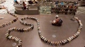 ΒΙΝΤΕΟ- Το μεγαλύτερο ντόμινο με βιβλία