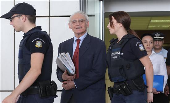 Σε… απόσταση η Βίκυ από τον Άκη