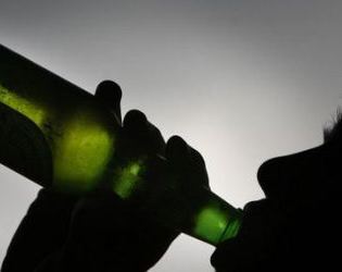 Έδιναν αλκοόλ σε ανήλικους