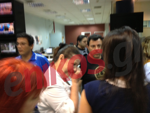 ΦΩΤΟ- Δάκρυα χαράς από τους εργαζομένους της ΕΡΤ