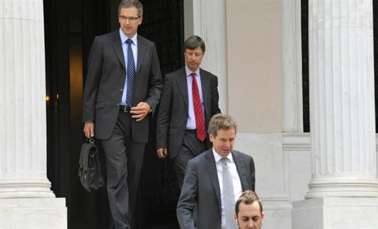 Η τρόικα εκβιάζει για νέα μέτρα