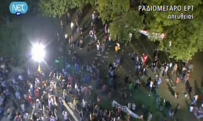 ΤΩΡΑ-Οι εργαζόμενοι κατεβαίνουν στον προαύλιο χώρο