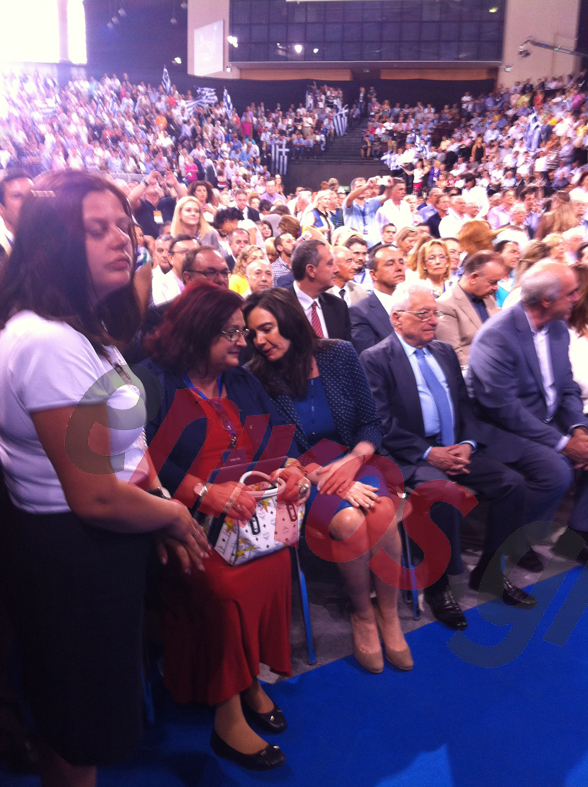 ΦΩΤΟ-Η σύζυγος του Πρωθυπουργού στο συνέδριο