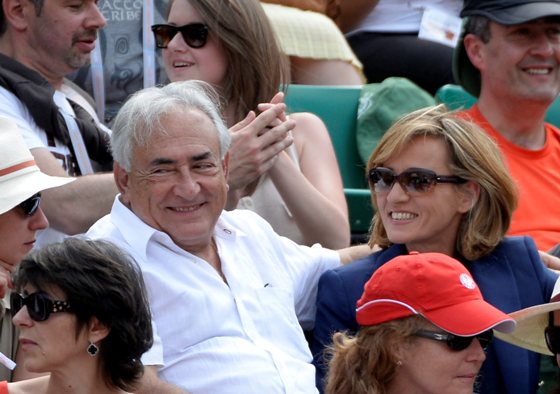 ΦΩΤΟ-Ο Στρος Καν με τη νέα του συνοδό στο Ρολάν Γκαρός