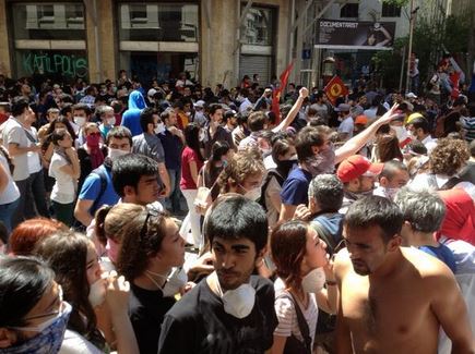 ΤΩΡΑ – ΦΩΤΟ: Πλήθος κόσμου στην Κωνσταντινούπολη