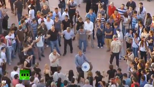 ΤΩΡΑ – ΦΩΤΟ: Με νταούλια και χορούς στην πλατεία Ταξίμ