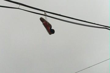 ΒΙΝΤΕΟ-Κρέμασαν τσαρούχια σε καλώδια της ΔΕΗ