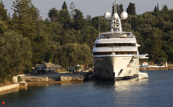 ΦΩΤΟ-Στον Σκορπιό η θαλαμηγός του Ριμπολόβλεφ