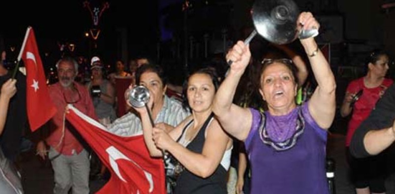 Βγήκαν με κατσαρόλες στα μπαλκόνια