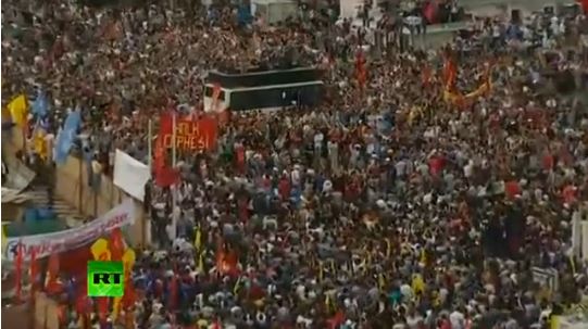 ΤΩΡΑ-“Πλημμυρίζει” η πλατεία Ταξίμ