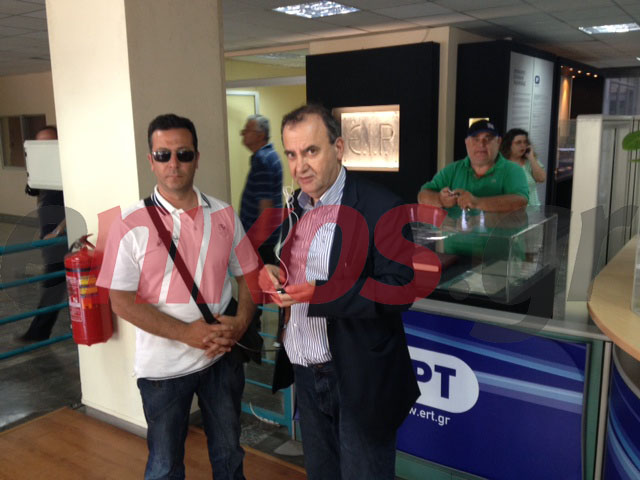 ΦΩΤΟ-Κόσμος στους διαδρόμους της ΕΡΤ-Και ο Στρατούλης στο Ραδιομέγαρο