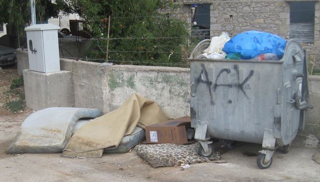 Στη δημοσιότητα όποιος πετάει σκουπίδια στο δρόμο