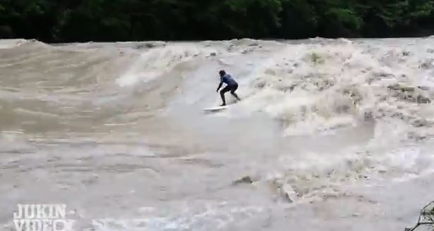 ΒΙΝΤΕΟ-Σέρφινγκ σε πλημμυρισμένο ποταμό