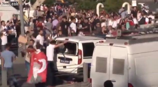 ΒΙΝΤΕΟ-Διαδηλωτές καταστρέφουν περιπολικό στην Τουρκία