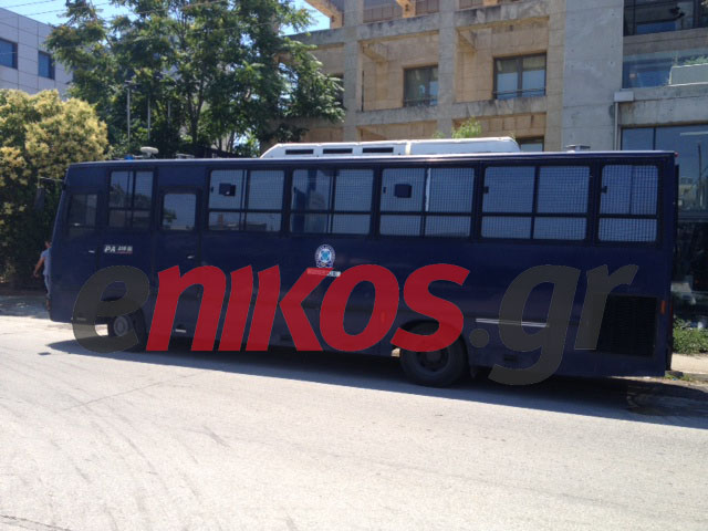 ΦΩΤΟ-Κλούβες των ΜΑΤ στην DIGEA