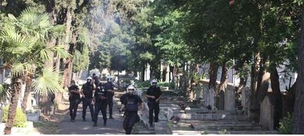 ΤΩΡΑ – ΦΩΤΟ: Τα ΜΑΤ μπήκαν και στα νεκροταφεία