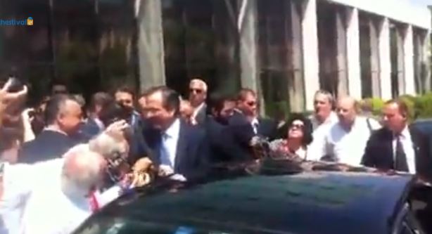 ΒΙΝΤΕΟ-Ηλικιωμένος ζήτησε αυτόγραφο από Σαμαρά-Καραμανλή