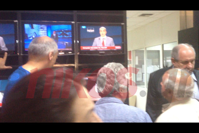 ΦΩΤΟ-Οι εργαζόμενοι της ΕΡΤ παρακολουθούν τον Κεδίκογλου