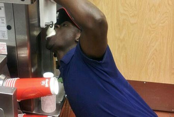 Τρώει παγωτό απ’ τη μηχανή