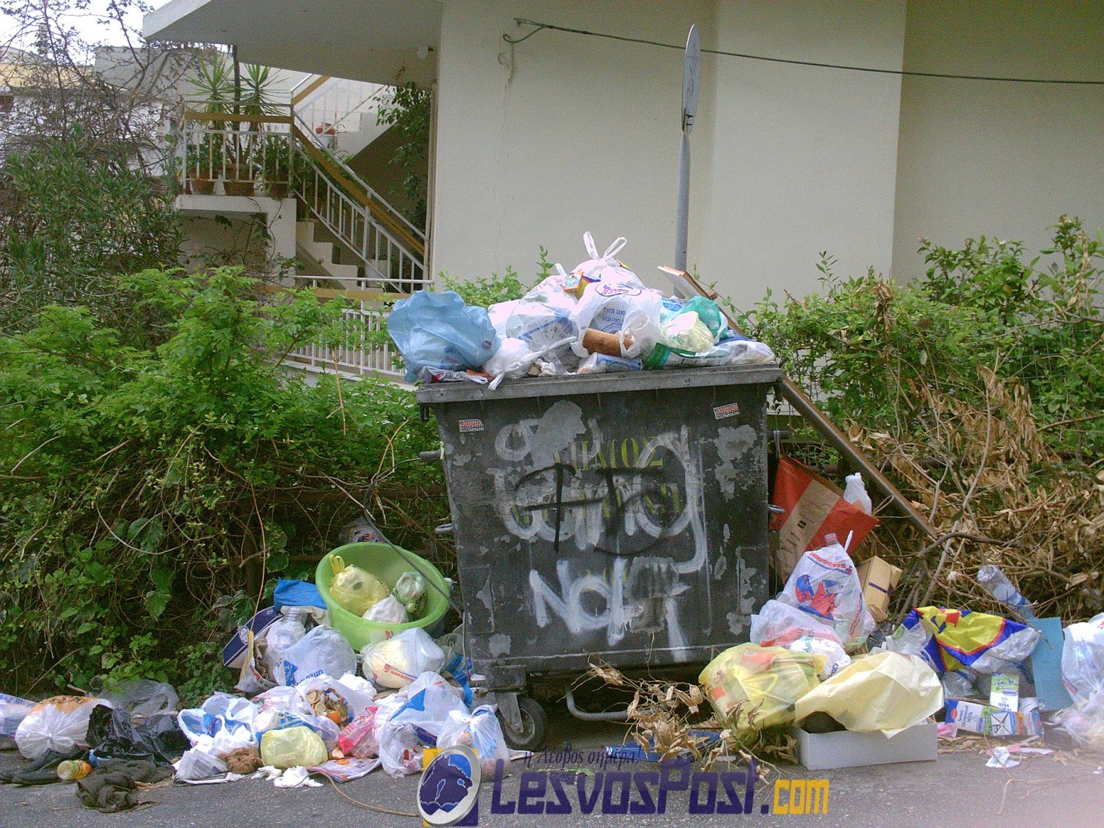ΦΩΤΟ-Σκουπίδια «πνίγουν» τη Λέσβο