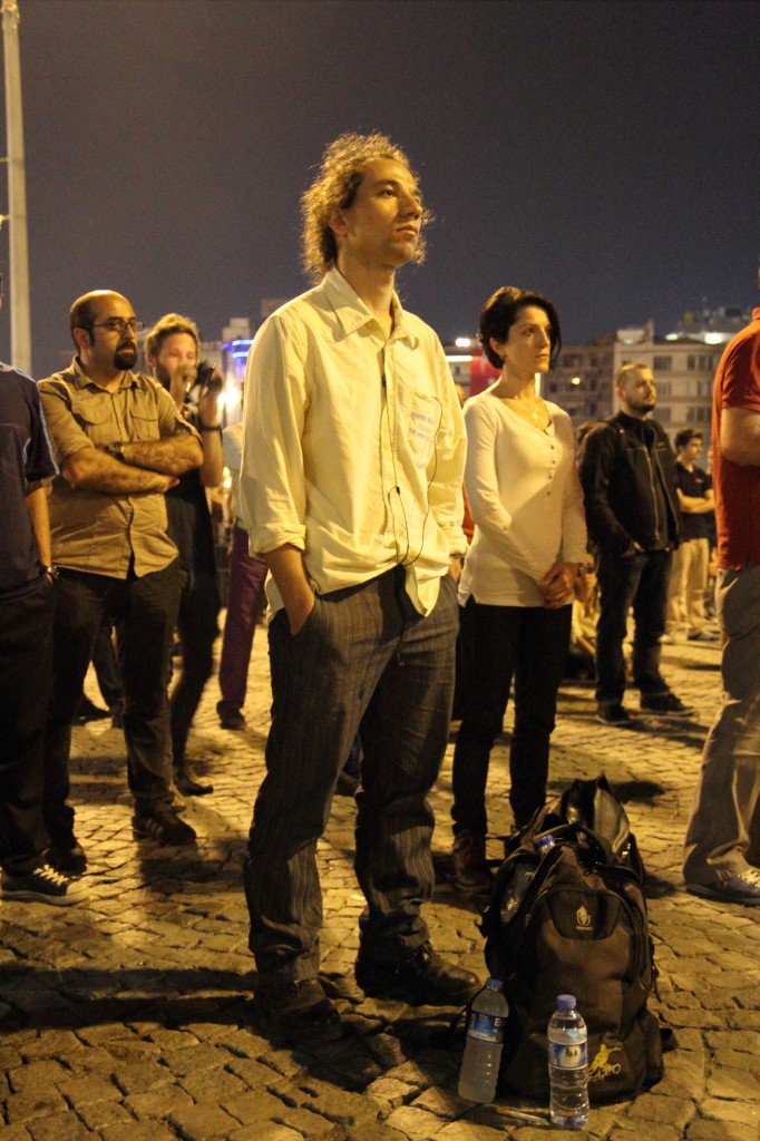 ΦΩΤΟ-Παθητική διαμαρτυρία στην Ταξίμ