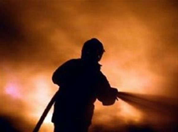 ΤΩΡΑ:Φωτιά σε εγκαταλελειμμένο κτίριο στην Αχαρνών