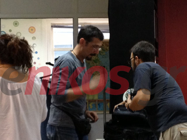 ΦΩΤΟ-Ο “εξάντας” παίρνει συνεντεύξεις