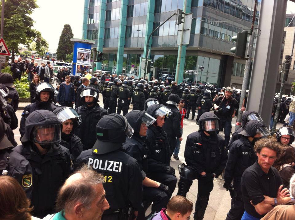 Πληθαίνουν οι διαδηλωτές και στη Φρανκφούρτη