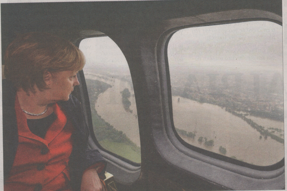 ΦΩΤΟ-Η Μέρκελ αγναντεύει την υδάτινη καταστροφή