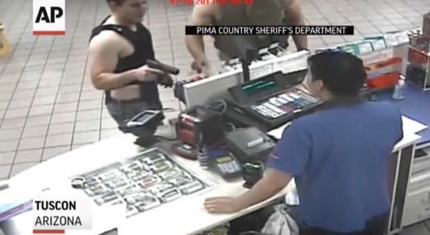 ΒΙΝΤΕΟ-Αστυνομικός βγάζει όπλο σε υπάλληλο