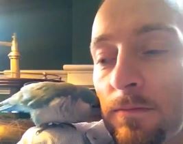 ΒΙΝΤΕΟ- Ο παπαγάλος που δίνει φιλιά