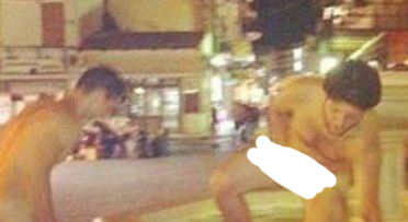 Βούτηξαν γυμνοί στο συντριβάνι