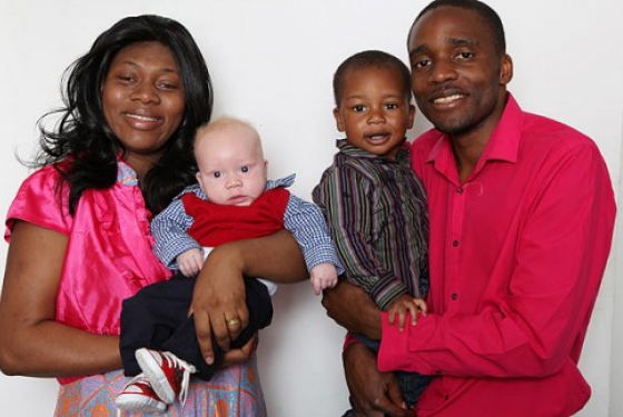 Έγχρωμοι απέκτησαν λευκό μωρό