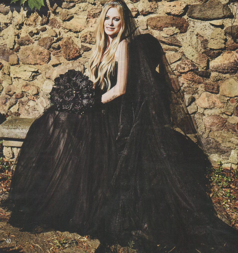 ΦΩΤΟ-Παντρεύτηκε με… μαύρο νυφικό!