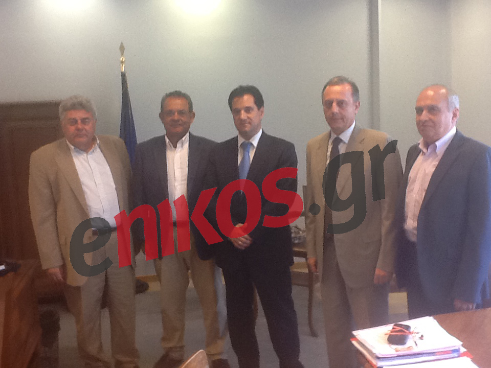 ΦΩΤΟ-Ο Άδωνις στον ΕΟΠΥΥ