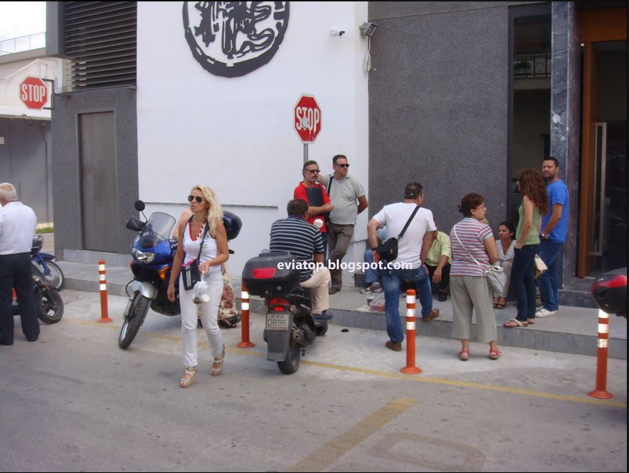 ΦΩΤΟ-Κατάληψη του Δημαρχείου Χαλκίδας