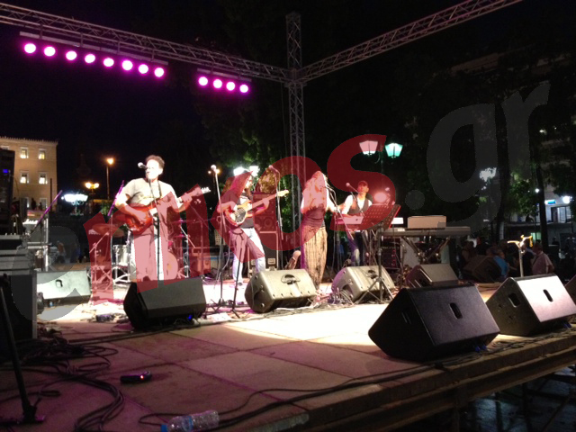 ΦΩΤΟ-Συγκέντρωση μετά μουσικής στο Σύνταγμα