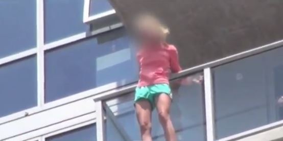 BINTEO-Κασκαντέρ σώζουν γυναίκα που απειλεί να πέσει στο κενό