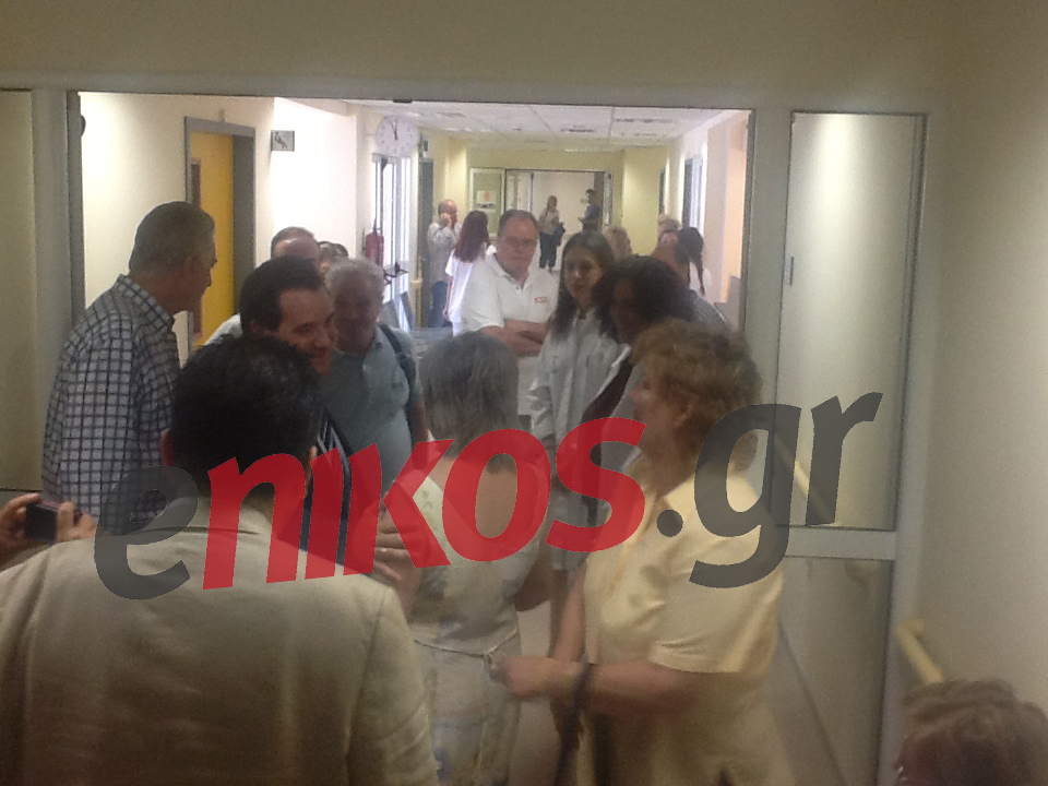 ΦΩΤΟ-Ο Άδωνις στο κέντρο Υγείας Περιστερίου