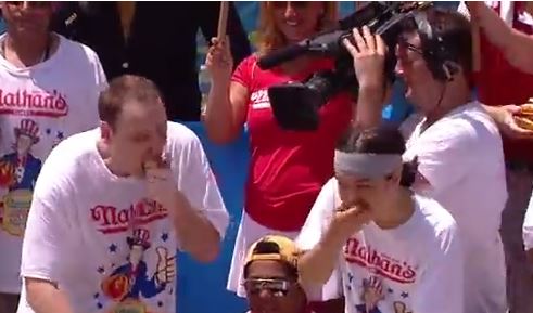 ΒΙΝΤΕΟ- Έφαγε 69 Hot Dog σε 10′