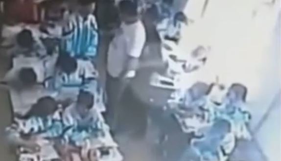 ΒΙΝΤΕΟ-Δάσκαλος-τέρας κακοποιεί παιδιά στην τάξη