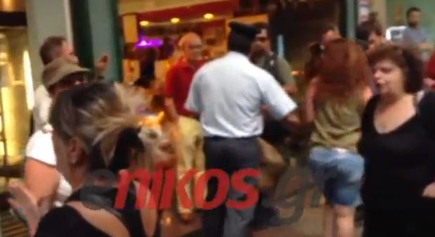 BINTEO-Τι λένε οι διαδηλώτριες στους αστυνομικούς