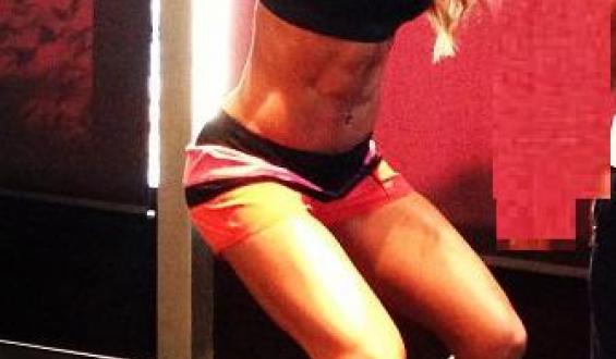 Οι κοιλιακοί της Ελληνίδας τραγουδίστριας