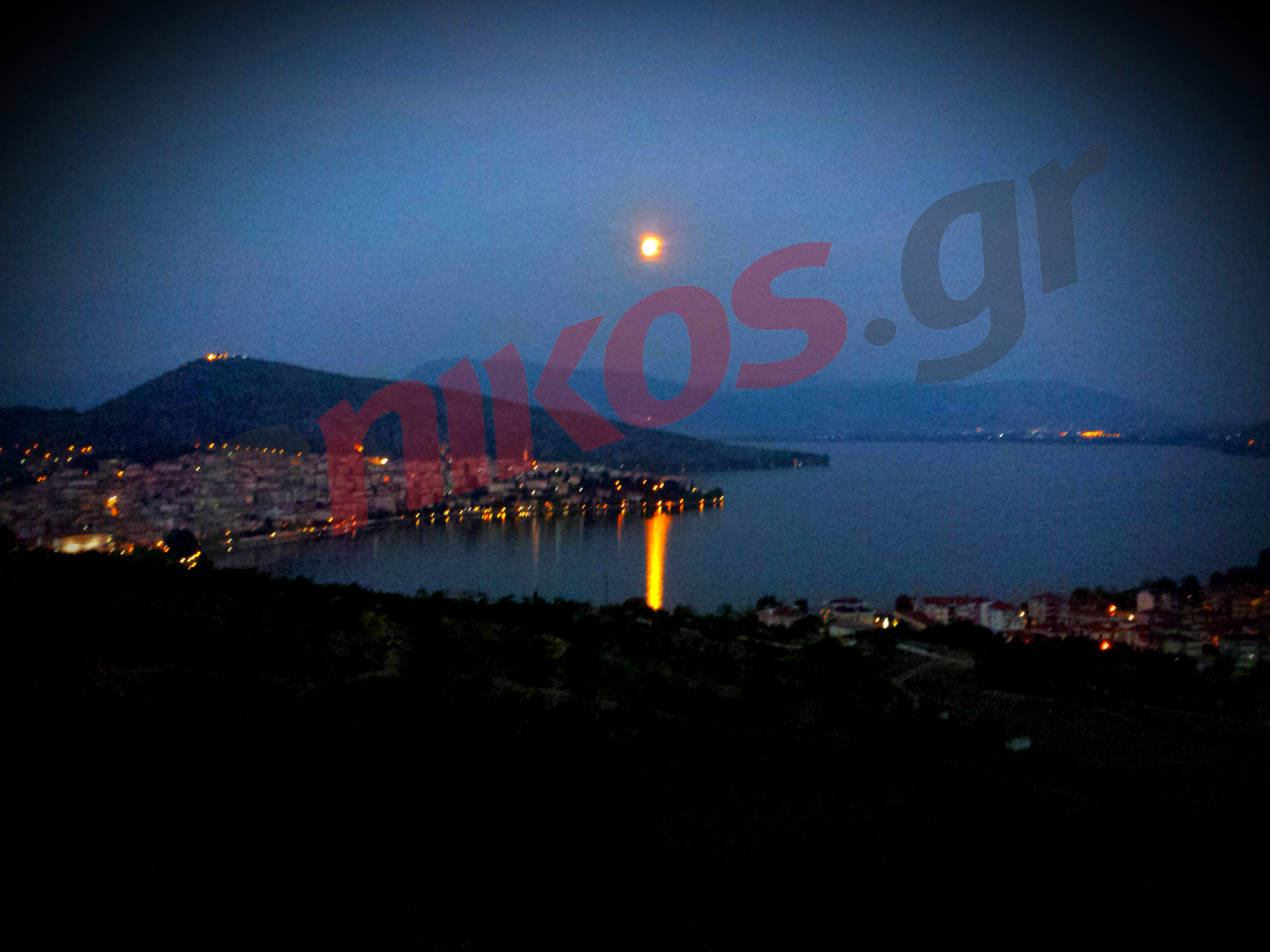 ΦΩΤΟ-Μαγική η πανσέληνος στην Καστοριά