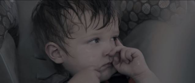 ΒΙΝΤΕΟ- Μην αφήνεις το παιδί σου στο αυτοκίνητο