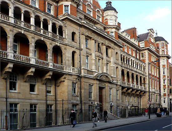 Πανικός έξω από το νοσοκομείο St. Mary στο Λονδίνο