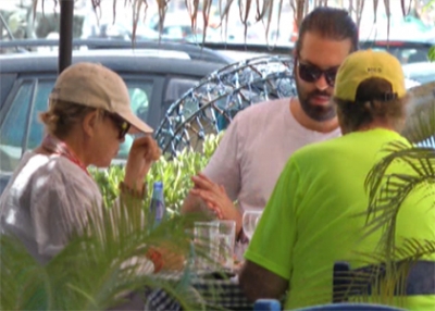 ΒΙΝΤΕΟ-Η Τσιλέρ τρώει μαρίδα στην Κάλυμνο